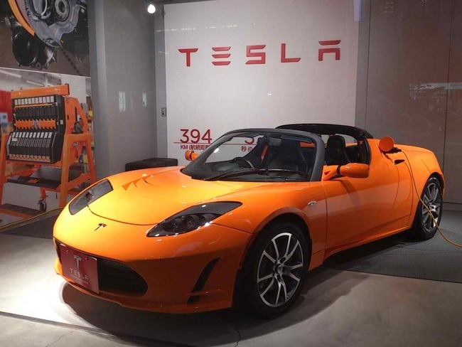 Tesla_Roadster_Japanese_display.jpg