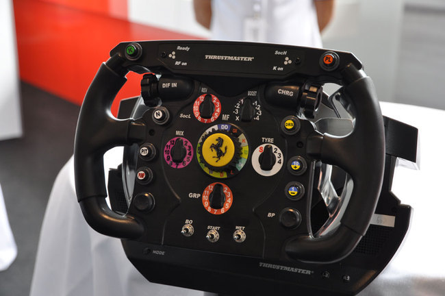 Thrustmaster Ferrari F1 Wheel & F1 2011 : une Formule 1 sur PC