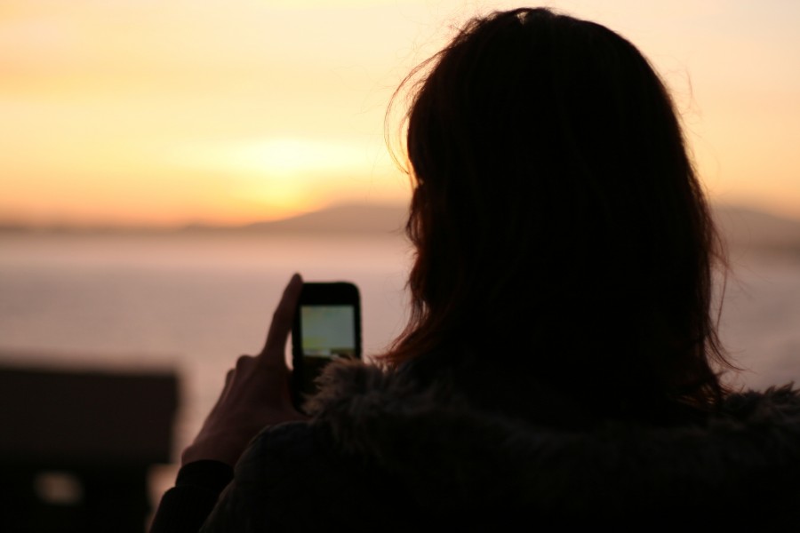 girl-with-smart-phone-1616794-1920x1280 girl-with-smart-phone-1616794-1920x1280