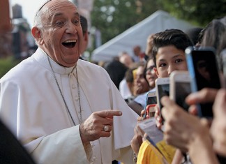 pape françois smartphone