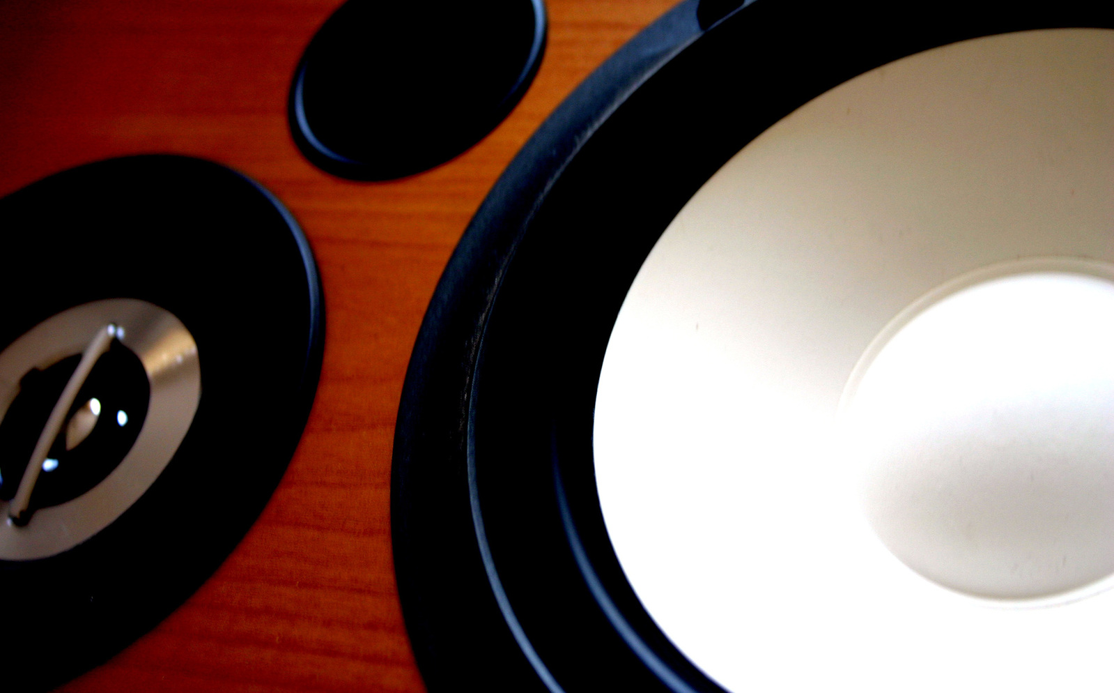 speaker-2-1533754-1599x993 speaker-2-1533754-1599x993