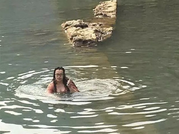 Elle plonge dans un lac gelé pour récupérer son iPhone 5