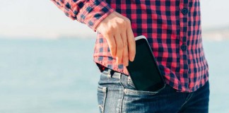 Smartphone rangé dans la poche de pantalon