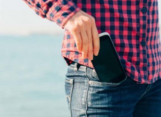 Smartphone rangé dans la poche de pantalon