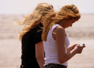 regarder son téléphone en marchant