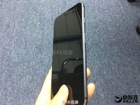 iphone 7 noir 02 560x420 - L'iPhone 7 Plus se montre en noir