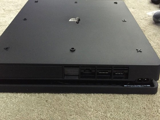 ps4 03 560x420 - Une PlayStation 4 étrange en photos