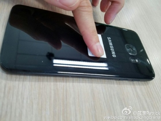 s7 edge glossy black 2 559x420 - Premières photos du Galaxy S7 Edge "Glossy Black"