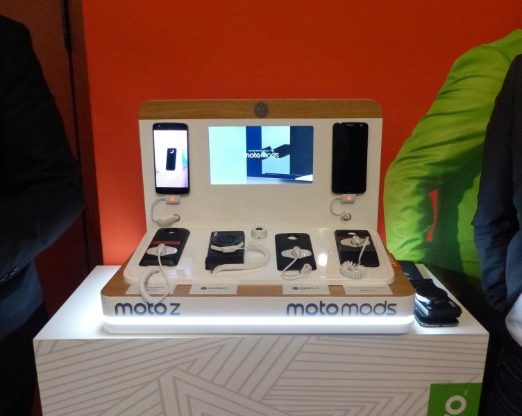 Moto Z et Z Play accompagnés de leurs modules. Moto Z et Z Play accompagnés de leurs modules.