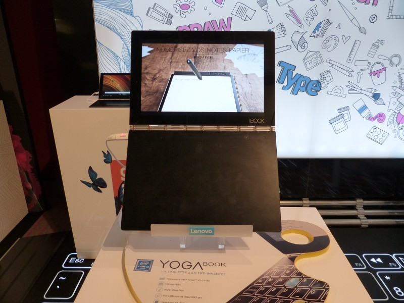Yoga Book Windows au premier plan et Yoga Book Android au second plan. Yoga Book Windows au premier plan et Yoga Book Android au second plan.