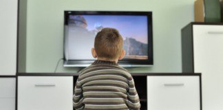 Enfant devant un écran de TV