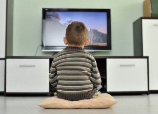 Enfant devant un écran de TV