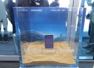 Samsung Galaxy S8 dans du sable
