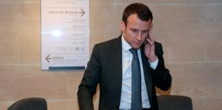 Emmanuel Macron au téléphone