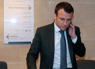 Emmanuel Macron au téléphone