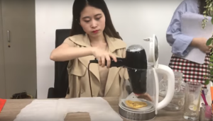 Ms Yeah : la youtubeuse qui fait des crêpes sur son ordinateur !