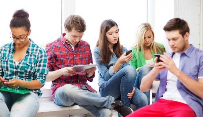 Utilisateurs de smartphones Les jeans des femmes ont des poches trop étroites pour accueillir un smartphone
