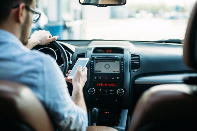 Pas de téléphone au volant, même à l'arrêt, sous peine d'être sanctionné 