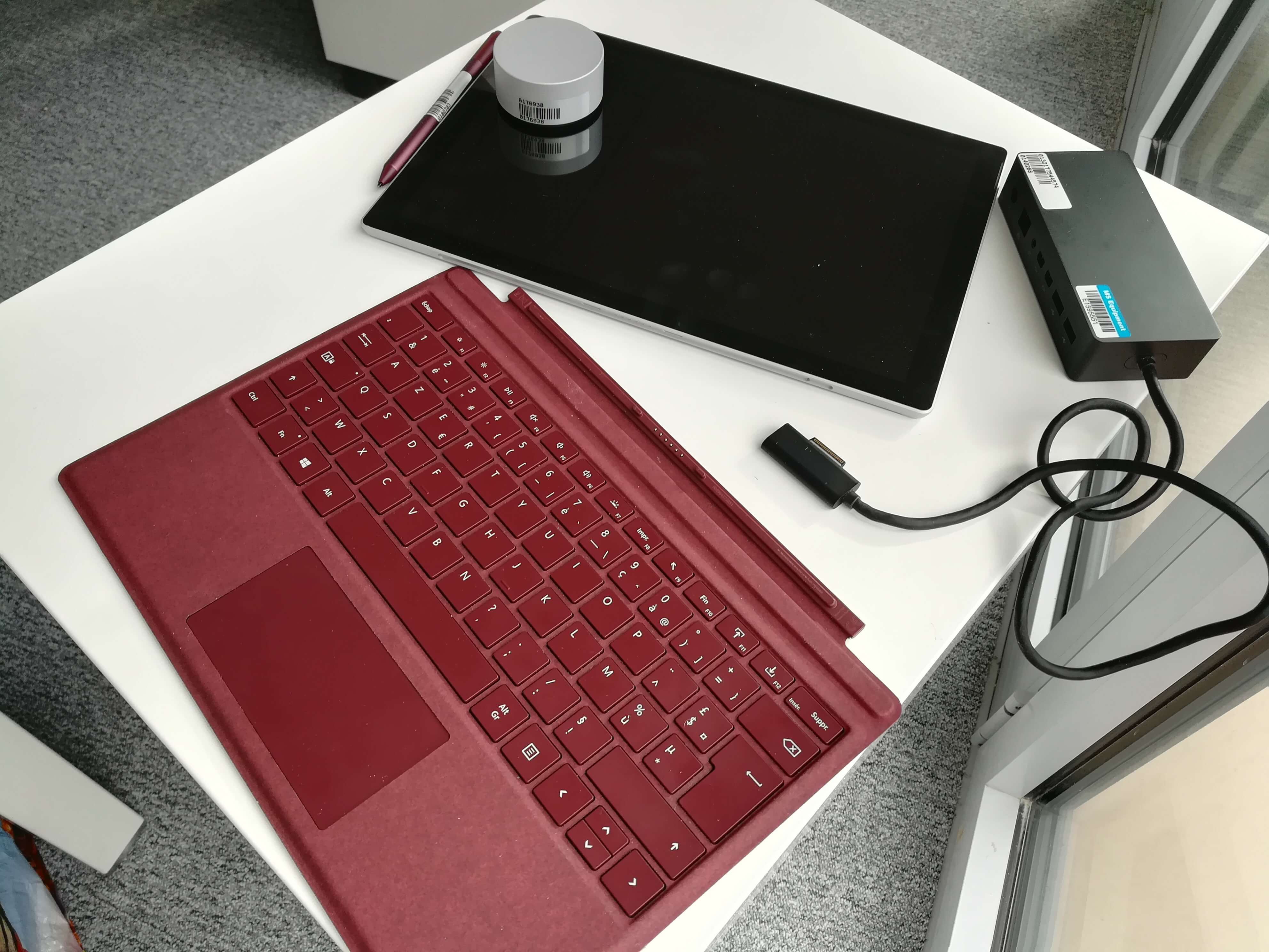 La Microsoft Surface Pro 2017, le clavier cover en alcantara, le Surface Dial, le Surface Pen et la docking station Test de la Microsoft Surface Pro 2017