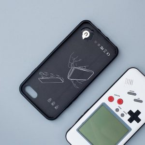 gameboy iphone 2 300x300 - Une coque transforme votre iPhone en GameBoy jouable