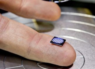 IBM dévoile le plus petit ordinateur du monde, pas plus gros qu'un grain de sel !