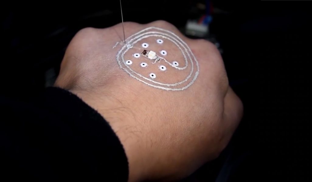 Des circuits électroniques et des cellules imprimés en 3D Une imprimante 3D crée des circuits électroniques et des cellules