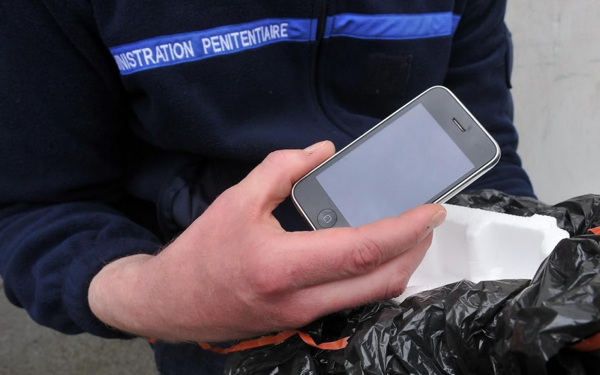 Deux iPhone retrouvés dans la cellule d'un terroriste, qui communiquait sur Facebook