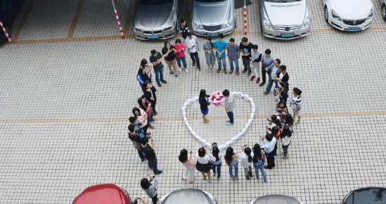 Il a acheté quasiment 100 iPhone 6 pour elle Il fait sa demande en mariage avec 99 iPhone 6 mais elle refuse