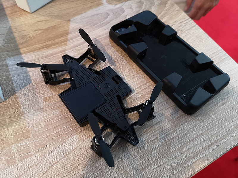 Le drone de PNJ PNJ lance un drone qui se range dans une coque de smartphone