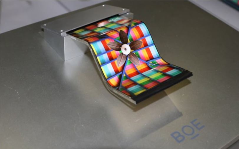Avec son smartphone pliable, Huawei va faire de l'ombre au Galaxy X de Samsung Huawei pourrait griller la priorité à Samsung avec son smartphone pliable en 2018 !