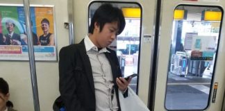 Ce Japonais utilise une souris pour naviguer sur son smartphone