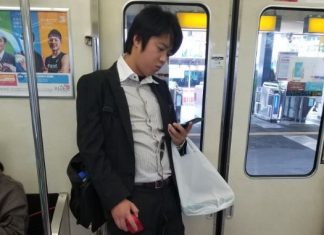 Ce Japonais utilise une souris pour naviguer sur son smartphone