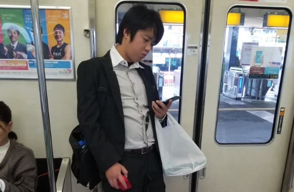 Ce Japonais préfère utiliser une souris que l'écran tactile de son smartphone