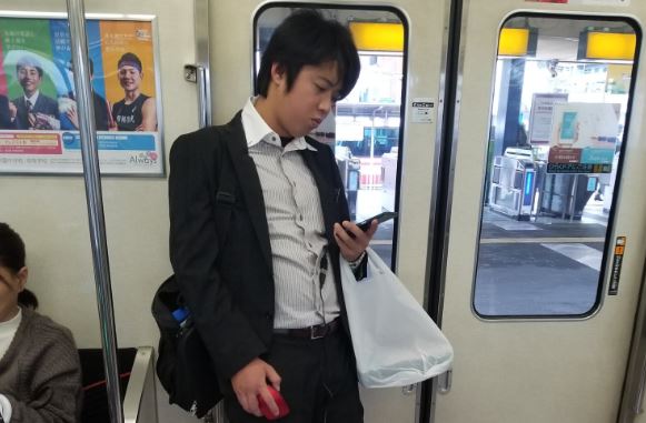 Une façon inédite de naviguer sur son smartphone ! Ce Japonais préfère utiliser une souris que l'écran tactile de son smartphone