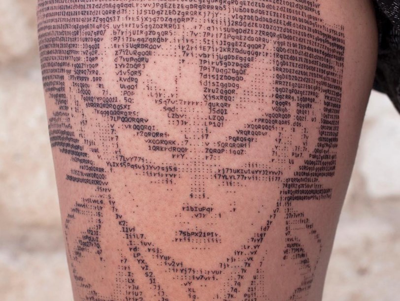 Une façon originale de tatouer ! Des portraits de star tatoués avec du code ASCII !