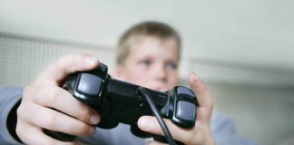 Un enfant jouant aux jeux vidéo