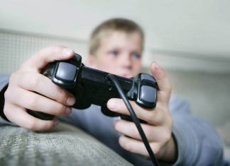 Un enfant jouant aux jeux vidéo