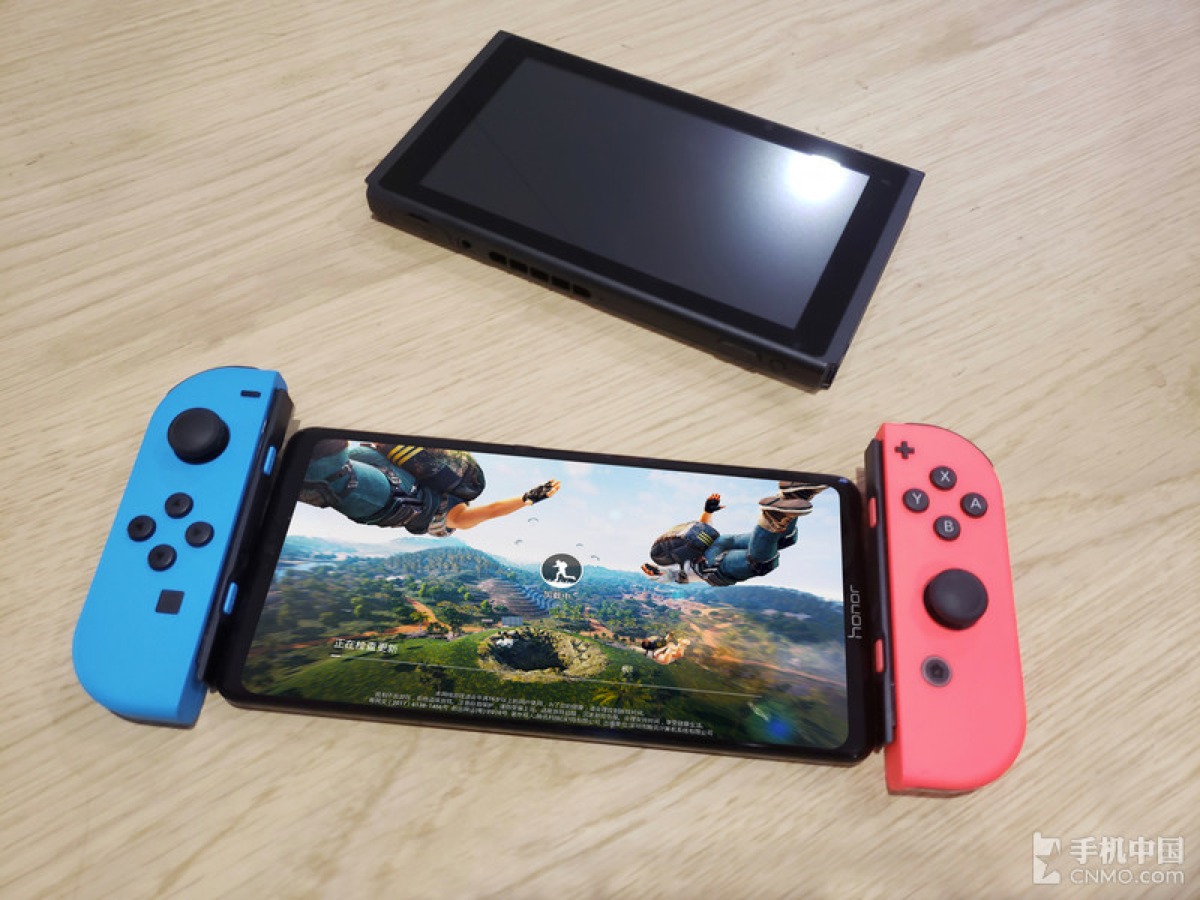Le Honor Note 10 s'affiche aux côtés de la Switch Le Honor 10 prend la pose à côté de la Nintendo Switch