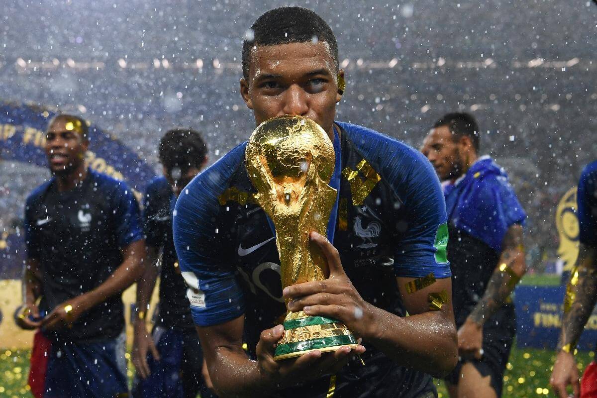Kylian Mbappé, champion du monde de football avec l'équipe de France Kylian Mbappé, star de la Coupe du monde 2018 et de Google