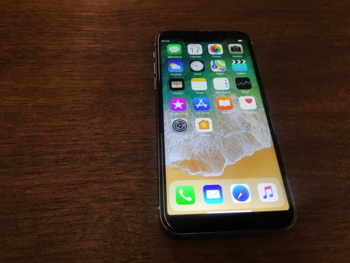 Voici un clone d'iPhone X à 100 dollars... à fuir Un clone d'iPhone X à 100 dollars assez... médiocre et dangereux