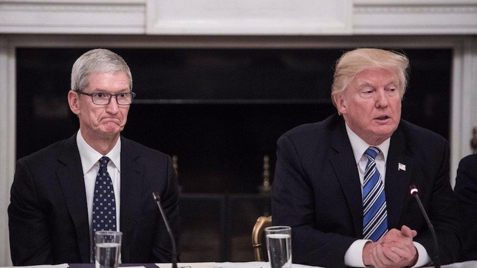 Tim Cook et Donald Trump Donald Trump et Tim Cook discutent des taxes sur l’importation de produits chinois