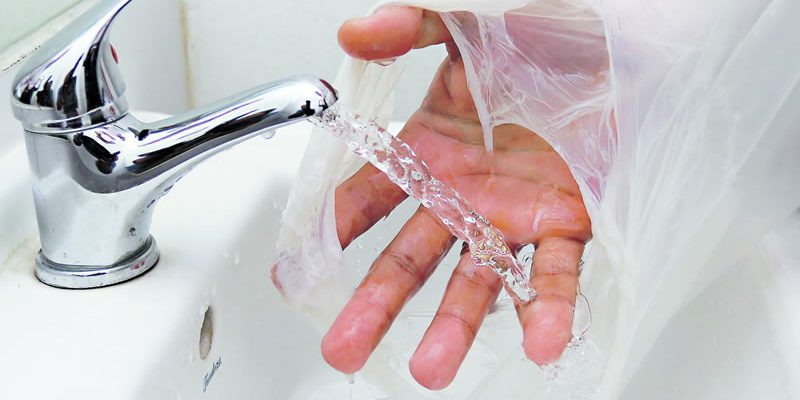 Un sac plastique soluble Solubag : un sac plastique qui se dissout dans l'eau