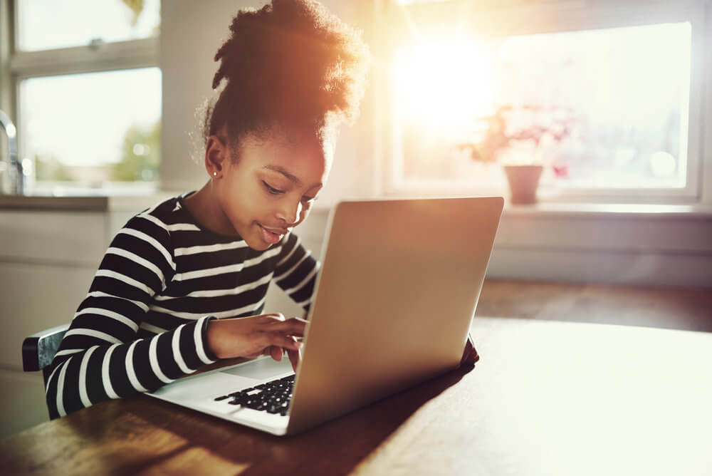 Une adolescente sur son ordinateur Les jeunes apprennent mieux sur YouTube que dans les livres