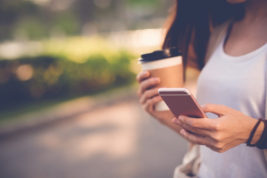 Une utilisatrice de smartphone Top 5 des logiciels et applications de la semaine à télécharger