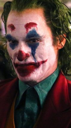 joker06 236x420 - Joaquim Phoenix se montre enfin en Joker