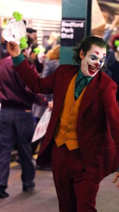 joker07 236x420 - Joaquim Phoenix se montre enfin en Joker