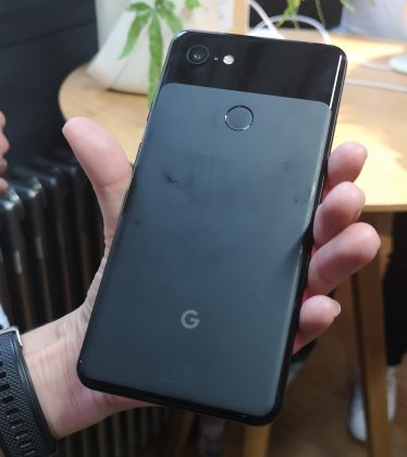 Google Pixel 3 XL 1 374x420 - [ Prise en main ] Google s'attaque aux iPhone avec ses Google Pixel 3 et Pixel 3 XL