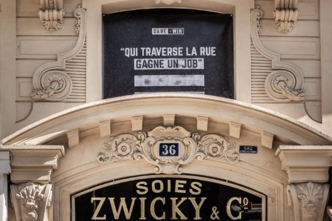 Dare.Win Dare.Win : qui traverse la rue gagne un job !