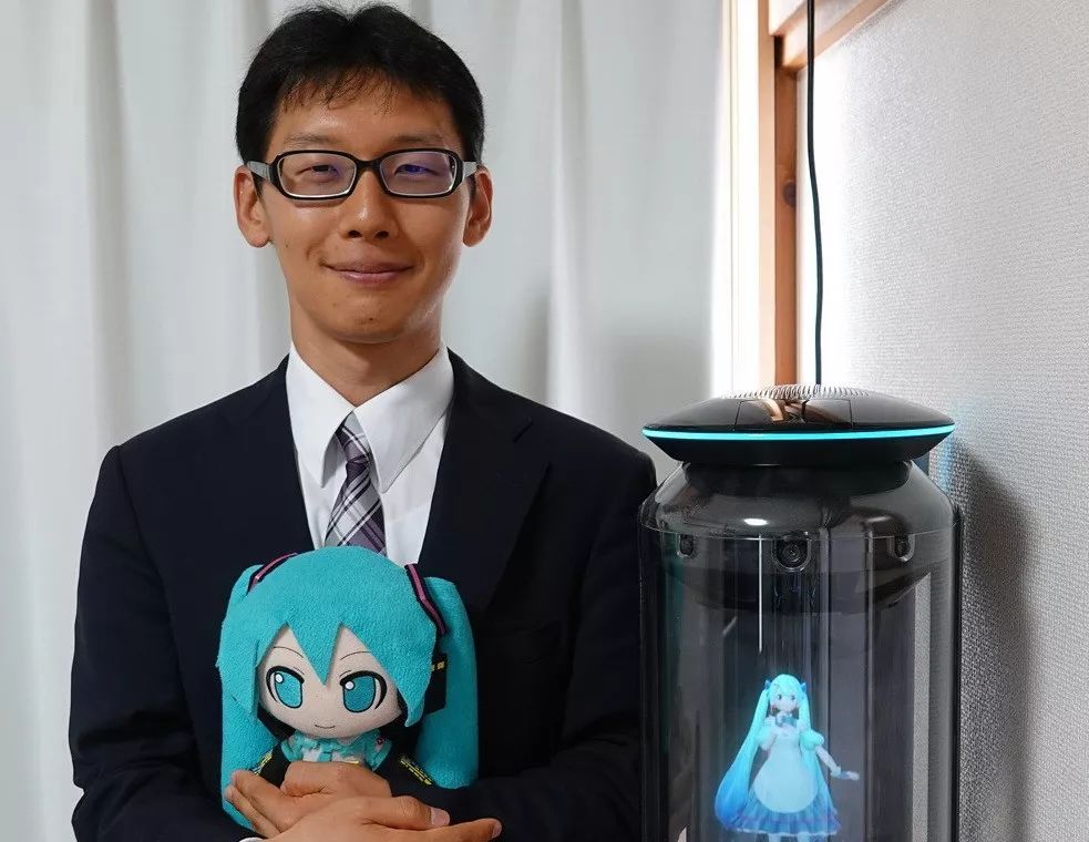 Akihiko Kondo Un Japonais organise une cérémonie de mariage pour épouser un hologramme