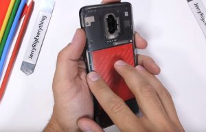 OnePlus 6T : un YouTubeur dit adieu à sa garantie pour lui donner un design transparent